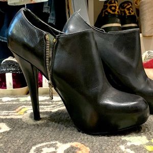 alejandro ingelmo stiletto booties that zip up on the side
